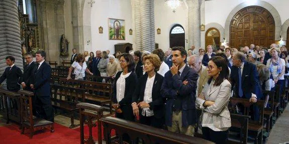 Asistentes al funeral en la iglesia de San Julián de Somió. 