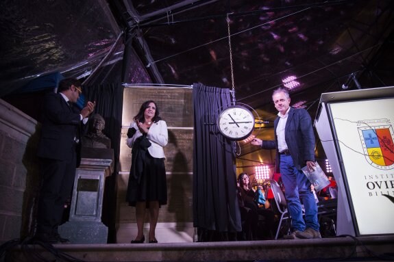 Ismael Carvallo, María Isabel Llamas y Gustavo Bueno hijo en el momento de descubrir el busto y el reloj. 