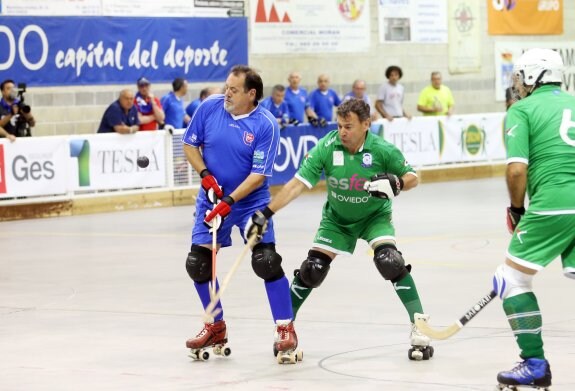 Un lance del partido entre el Cibeles y el Centro Asturiano, ayer, en el polideportivo Pepín Morneo. 