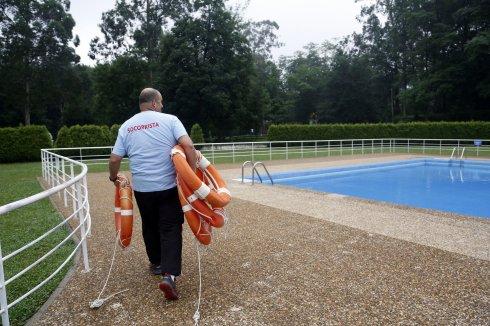 Un socorrista de la piscina vigila las instalaciones.. 