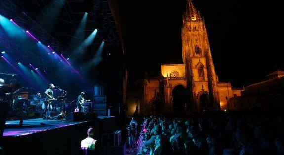 Actuación de Los Secretos el 20 de septiembre de 2016 con la Catedral al fondo, la noche en que se hicieron mediciones en la misma. 