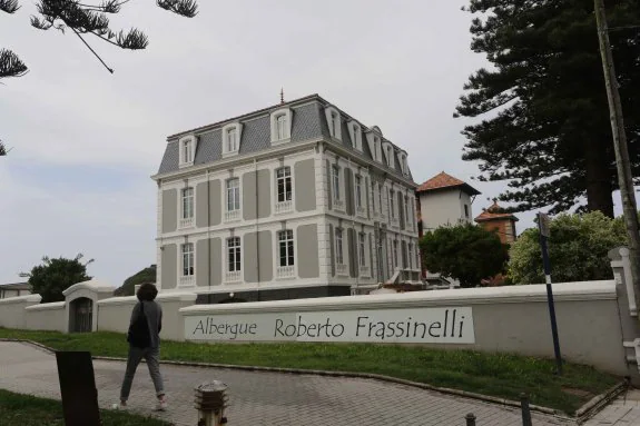 El albergue juvenil se encuentra situado en el paseo de Santa Marina de Ribadesella. 