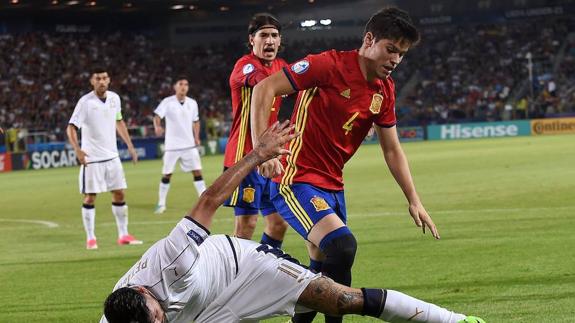 Jorge Meré arrebata el balón al jugador italiano Andrea Petagna, en un lance del partido. 