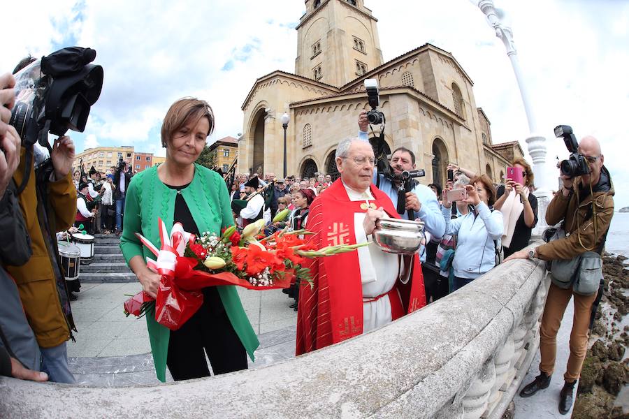 El párroco de San Pedro, Javier Gómez Cuesta, y la alcaldesa, Carmen Moriyón, vertieron agua bendita y lanzaron flores al mar Cantábrico
