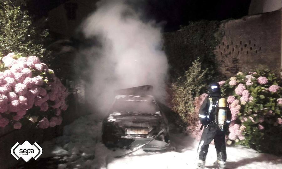 Un bombero, sofocando las llamas del turismo
