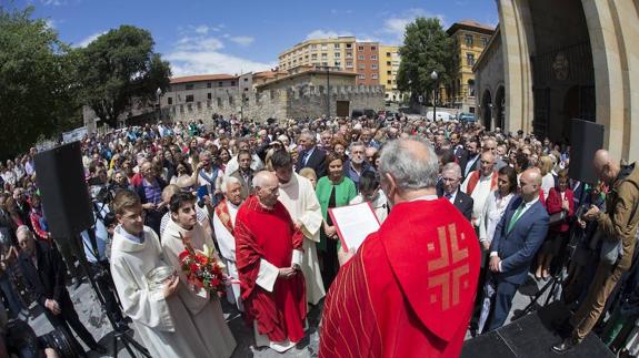 Las autoridades, con la alcaldesa al frente, y numerosos fieles siguen las palabras del párroco de San Pedro. 