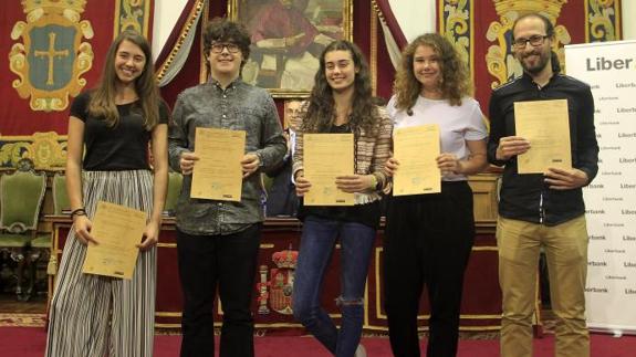 Los ganadores: Nuria Pérez, Rodrigo Tudanca, Ángela Pertierra y Lucía López, con sus diplomas junto a su tutor, Roberto Manín.
