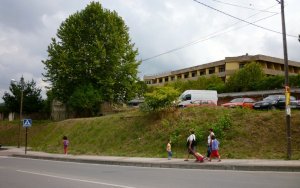 El aparcamiento se ubicará en el espacio colindante a la Residencia del ERA, entre las calles Aloyas y Prahúa. / RAFA BALBUENA