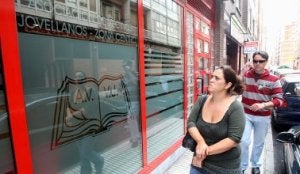 Los vecinos del centro demandan educadores para los vagabundos de la Plaza de Europa
