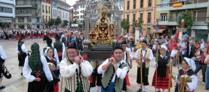 La imagen de la Virgen del Portal llega en procesión a la plaza del Ayuntamiento, donde se concentraron centenares de personas. / LUIS CASO