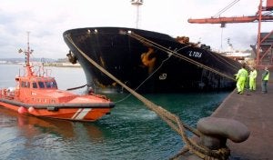 El granelero que en 2003 causó un vertido de 50 toneladas de fuel tras chocar con un remolcador./ J. P.