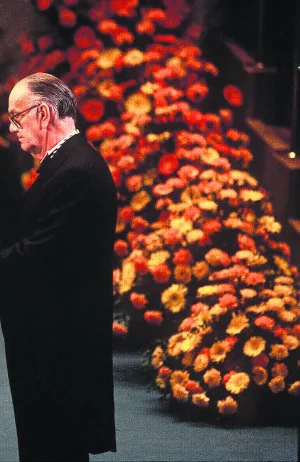 Camilo Jose Cela, recibiendo de manos del rey de Suecia Gustavo Adolfo, el Premio Nobel de Literatura. Un octubre por el que han pasado ya 20 años. / EFE