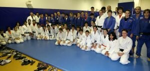 Los judokas canarios se entrenaron ayer al mismo tiempo que los del Judo Avilés. / RAFA GONZÁLEZ