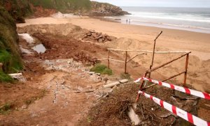 . En la playa, la empresa Ibersilva ya ha empezado a adecuar los accesos. / P. G.-P.