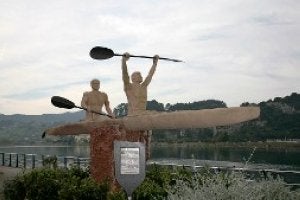 El monumento de la piragua será el lugar elegido para dejar constancia de todos los ganadores. / N. A.