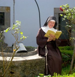La madre María Luisa, en el único convento de clarisas de Asturias. / TERRY BASTERRA
