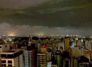 Ciudades como Sao Paulo quedaron a oscuras. / AFP