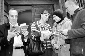 García Martín, Marta Pérez, Rada Panchovska y Xuan Bello, ayer, momentos antes de la presentación, en la Universidad de Oviedo. /J. DÍAZ