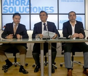 Joaquín Aréstegui, Ovidio Sánchez y Fernando Goñi, en la sede del PP. / MARIO ROJAS