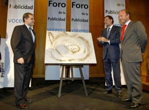 José Manuel Vargas junto a Mariano Rajoy y Juan Manuel Cendoya, el premiado. / JAIME GARCÍA