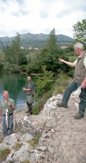 Pescadores de salmón en el coto Monejo. / NEL ACEBAL