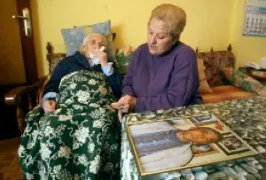 Enriqueta Duque y Rosa Riesco, abuela y madre del desaparecido, en su domicilio con una foto de Pedro Matías. / PIÑA