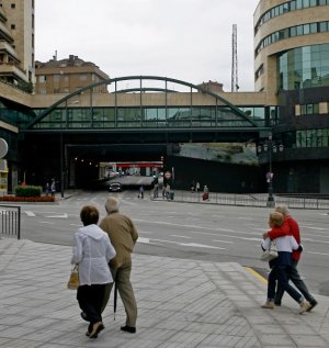 Transbordo. La pasarela entre las estaciones de autobús y tren, construida pero sin habilitar. ::
M. ROJAS