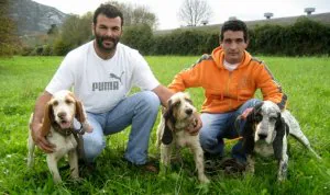 Santiago Sañudo Díaz, a la izquierda, con su amigo David González, acompañados por los perros 'Pinta', 'Haya' y 'Chori'. ::
G. F. B.