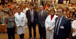 Por la derecha, Mario González, gerente del HUCA; Matilde Roza, subdirectora médica; Francisco Vázquez y Miguel Ángel Herrero.  ::
ROJAS