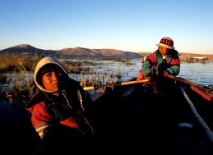 Bety y sus hermanos se levantan a las cinco de la mañana para pescar en el lago Titicaca.  ::
JUAN DÍAZ
En Salcedo, los niños trabajan en las ladrilleras. ::
JUAN DÍAZ