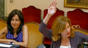 La socialista Carmen Caballero, con Paloma Sainz a su derecha, levanta la mano para pedir turno en un pleno municipal. ::                             MARIO ROJAS