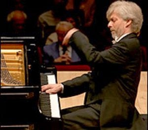 Oviedo se rinde ante el piano del virtuoso polaco Kristian Zimmerman | El Comercio Oviedo se rinde ante el piano del virtuoso polaco Kristian Zimmerman | El Comercio