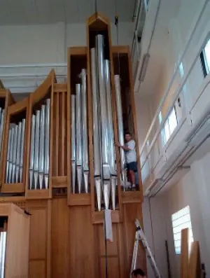 Dimensiones. El nuevo órgano de Santo Tomás tiene ocho metros de alto, cinco de ancho y 2,75 de fondo. ::
FEDERICO ACITORES