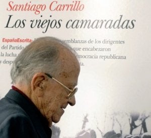 Carrillo, ante una imagen de su último libro. ::
AFP