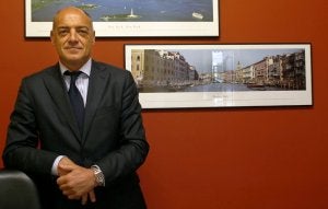 José Manuel Espinosa, uno de los zagueros que mejor rendimiento ofreció en el Sporting de los 80, en el despacho de su agencia en la calle Uría. ::                             P. CITOULA