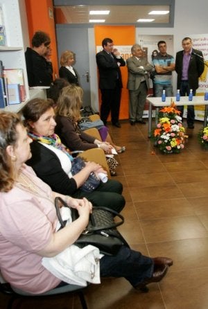 Asistentes a la inauguración, en un aula del nuevo local. ::
J. PAÑEDA