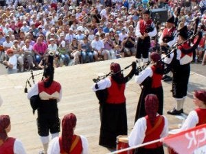 La banda de gaitas de Candás, en Francia