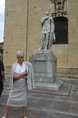 La escultura de Alfonso II, en cuyo reinado se descubrió la tumba del Apóstol se encuentra en los exteriores de la Catedral de Oviedo.