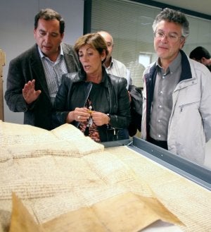 La archivera municipal, Covadonga Cienfuegos, muestra el fuero a participantes en el congreso ::                             ADRI QUINTANA