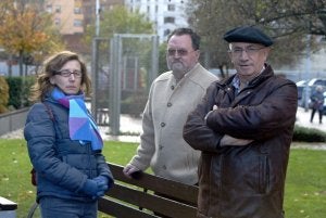 Los directivos del Garrapiellu Gloria García y Dubardu Puente, junto a su presidente, Tino Lozano, en los jardines de Teodoro Cuesta. ::
SIMAL