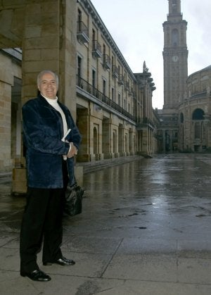 En Gijón. José Luis Moreno, en el patio de la  Laboral, en noviembre de 2010. ::                             PALOMA UCHA