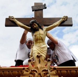 Dos cofrades con un paso procesional. ::
J. D.