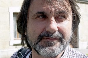 Aurelio González Ovies, poeta y profesor, en la plaza de El Carbayo. ::
SERGIO LÓPEZ