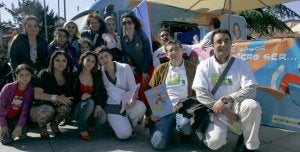 Algunas de las participantes en la jornada junto a responsables de Secretariado Gitano y la concejala de Educación y la alcaldesa ante la foto-furgo. ::                             SERGIO LÓPEZ