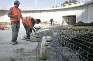 Operarios ultiman la colocación de las sujeciones de las zonas ajardinadas en la nueva rotonda de la avenida de Castilla. ::
PALOMA UCHA