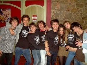 Villa, Gonzalo, Mario, Pablo, Cefe, Carmen, María y Chiri, amigos y entusiastas seguidores del grupo avilesino Winchester, en el Jazzville.