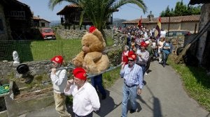 Un gran oso de peluche es trasladado a hombros hasta la estela colocada en el presunto lugar de la muerte del rey Favila. ::
JORGE PETEIRO