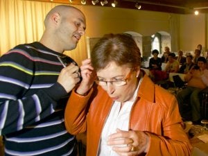 El doctor Sol muestra, ayer en Valdecarzana, el lugar en el que se localiza la malformación. ::                             S. LÓPEZ