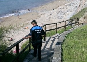 Un policía local en Peñarrubia, en una foto de archivo. ::
JOSÉ SIMAL