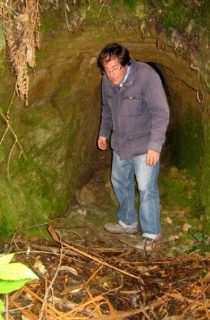 Rogelio Estrada, en el interior de la mina de azabache de Oles. ::
T. B.